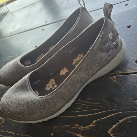 Skechers Shoes - Picture 4 of 4